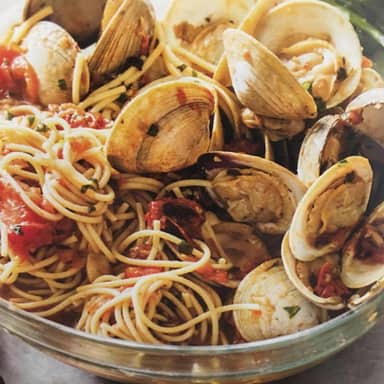 Spaghetti with clams in their shells.